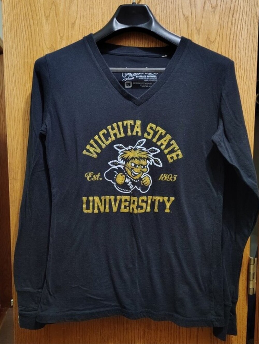 Pressbox Wichita State University Size L Black Long Sleeve V Neck Graphic Tee